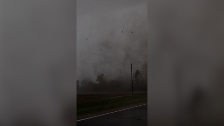 لحظة مرعبة.. رجل يوثّق إعصارًا يضرب منزلًا أمامه مباشرة