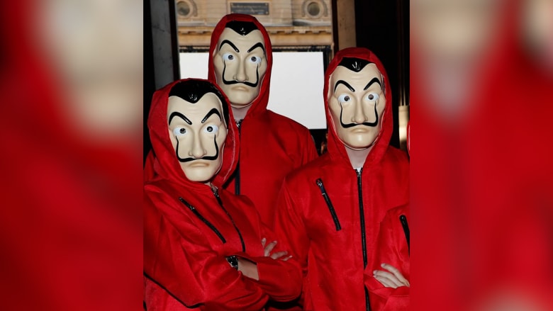 فروا عبر نفق صرف صحي.. لصوص بأقنعة "سلفادور دالي" يسطون على بنك ويحتجزون رهائن