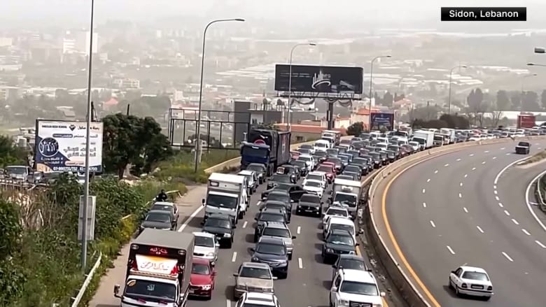 شاهد.. ازدحام خانق بين الأنقاض مع بدء عودة النازحين إلى جنوب لبنان