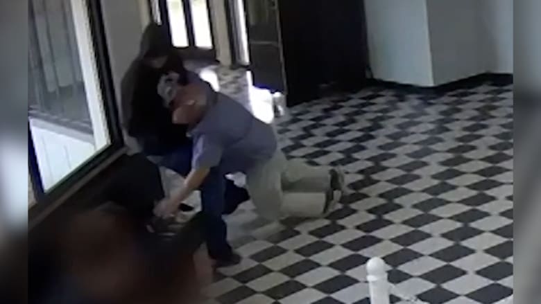 انقض على مسلح ونزع سلاحه.. مدير مدرسة ثانوية يُتوج بلقّب "ملك الحفل"