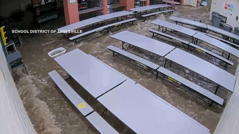 شاهد.. مياه الفيضانات تغمر مدرسة ابتدائية في ولاية أمريكية