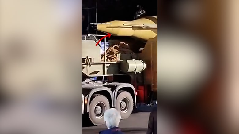 إيران تستعرض ما يبدو أنه صاروخ باليستي في طهران.. إلى ما يرمز ذلك؟