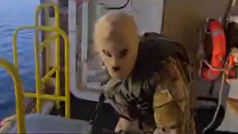 فيديو يُزعم أنه يُظهر جنودًا إيرانيين يستولون على سفن في مضيق هرمز