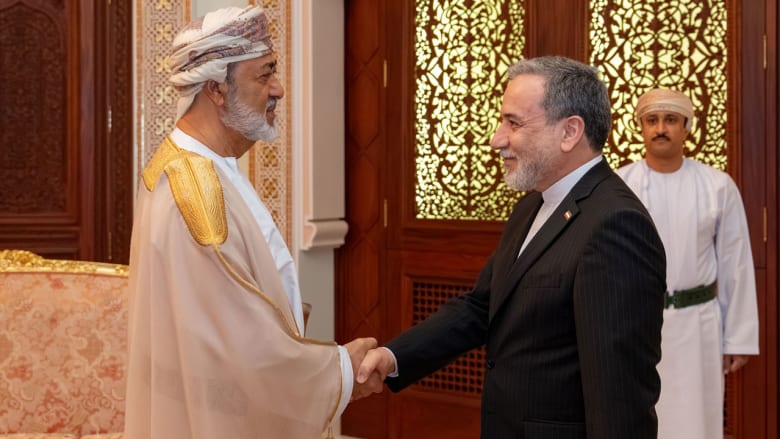 ماذا قال سلطان عُمان لوزير خارجية إيران خلال استقباله في مسقط؟