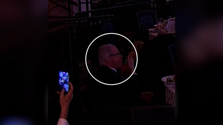 استمر بتناول سلطته وسط احتماء الناس.. تصرف وكيل مواهب بهجوم عشاء البيت الأبيض يدهش روّاد الإنترنت