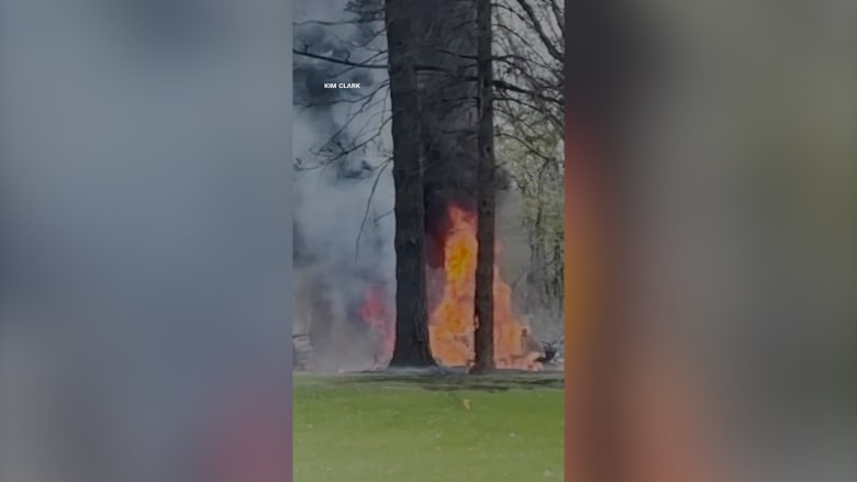 تسجيلات برج المراقبة توثق اللحظات الأخيرة.. استمع لما حدث قبل تحطم طائرة بأمريكا