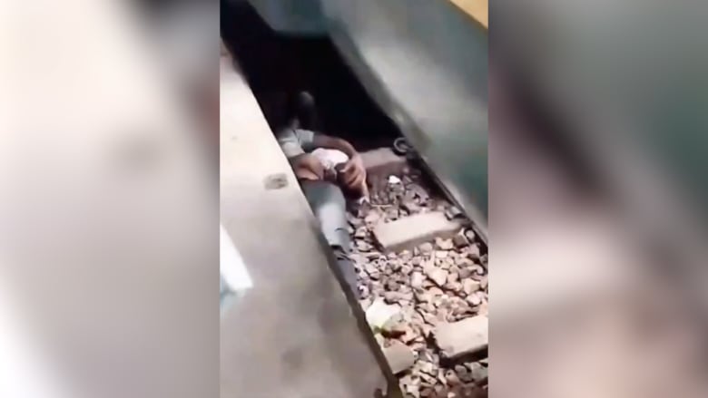 فيديو يوثّق أبًا ينقذ رضيعه بجسده تحت قطار مسرع في بنغلادش