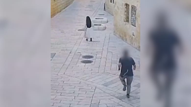 دفعها بعنف وأسقطها أرضًا.. فيديو يُظهر لحظة اعتداء رجل على راهبة في البلدة القديمة بالقدس