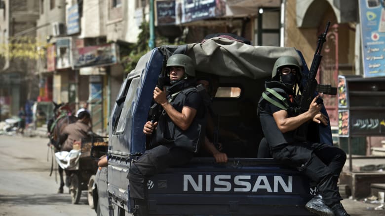 مصر.. فيديو لشخص يضرب رجلا مُسنا والداخلية تكشف تفاصيل