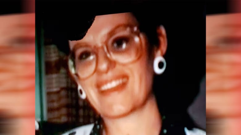 قاتلها هارب منذ 30 عاما تحت اسم مستعار.. تفاصيل القبض على مجرم أصبح بعمر 64 عاما في أمريكا