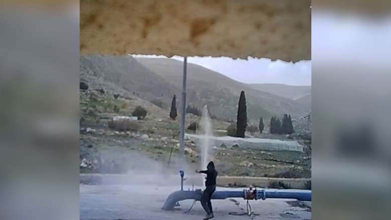 فيديو يظهر استهداف مستوطنين إسرائيليين لمصادر المياه الفلسطينية