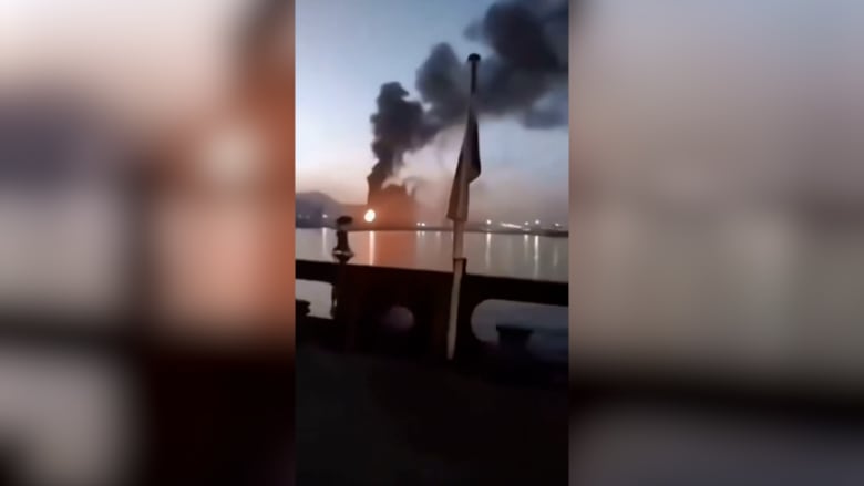 حريق يُصيب 3 أشخاص بجروح متوسطة إثر هجوم إيراني بمسيرة على ميناء نفطي بالإمارات