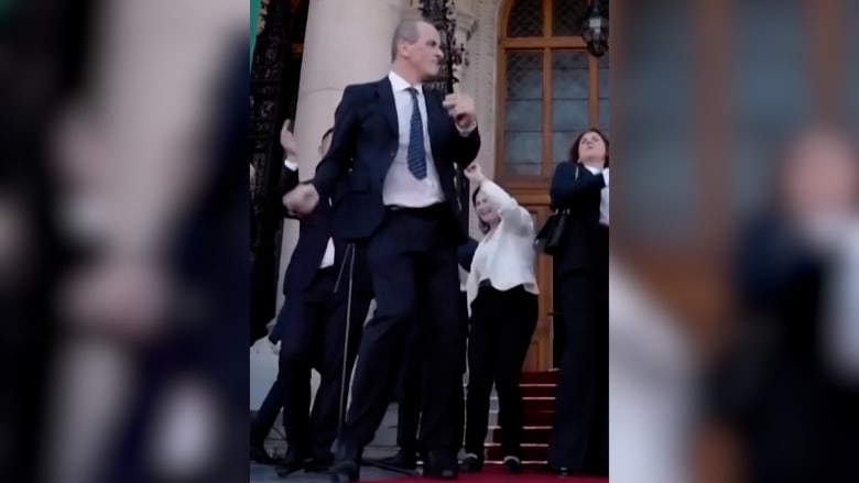 "حقق شهرة واسعة".. السياسي الراقص في المجر يعود بفيديو جديد
