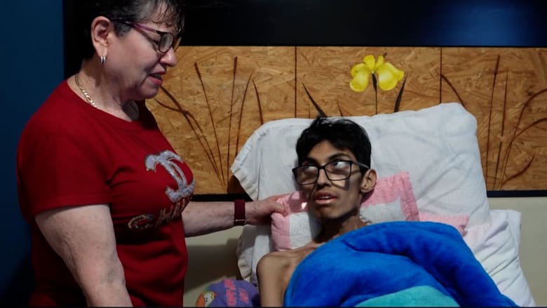 شاهد.. مراهق يحتضر بسبب السرطان يلتقي بوالديه بعد ترحيلهما مؤخرًا