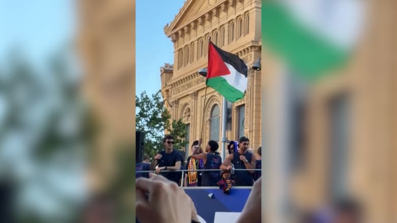 لامين يامال يلوّح بالعلم الفلسطيني خلال احتفالات برشلونة باللقب