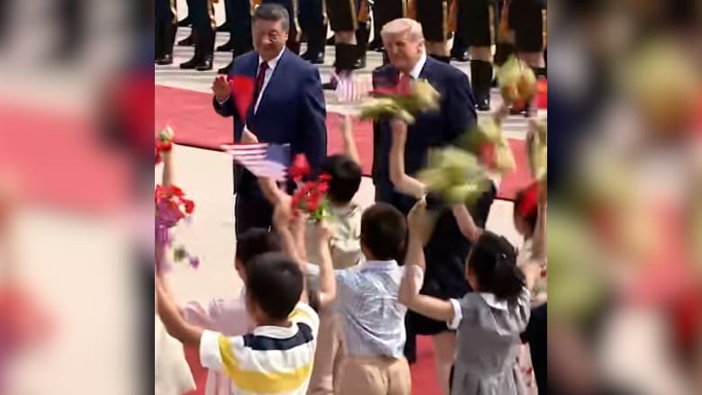 شاهد.. أطفال يلوّحون بأعلام أمريكا خلال استقبال شي لترامب في بكين