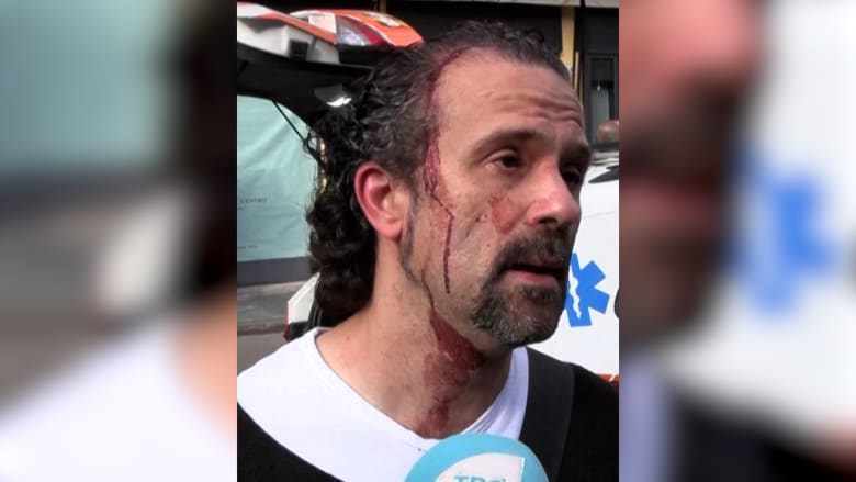 إيطاليا: سائق دهس مشاة فوق رصيف.. وشخص تعرض لطعنات منه يروي لحظات منعه من الفرار