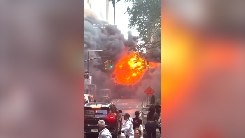 لحظة انفجار سيارة مشتعلة في نيويورك.. شاهد رد فعل المارة