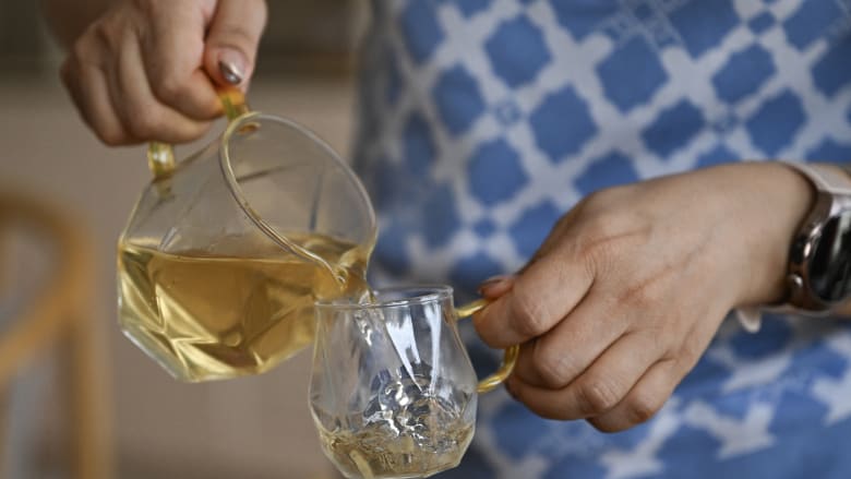الشاي الأخضر يدخل روتين الجمال.. أسرار مكوّن طبيعي تحميه الدراسات العلمية