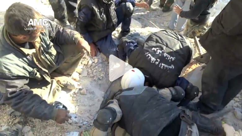 انتشال طفلة من تحت الأنقاض بعد قصف حلب انتشال طفلة من تحت الأنقاض بعد قصف حلب