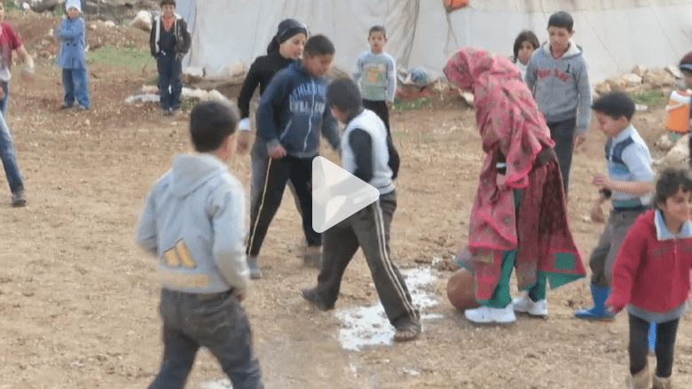 الناشطة ملالا تلتقي لاجئين سوريين على حدود الأردن الناشطة ملالا تلتقي لاجئين سوريين على حدود الأردن