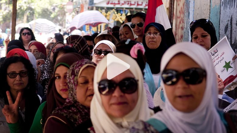 بالفيديو.. المصريات يقفن في صف الانتظار لانتخاب الرئيس بالفيديو.. المصريات يقفن في صف الانتظار لانتخاب الرئيس