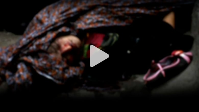 باكستان: امرأة حامل ترجمها أسرتها حتى الموت قرب محكمة باكستان: امرأة حامل ترجمها أسرتها حتى الموت قرب محكمة