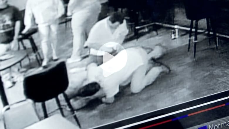رجل يسرق آخر أثناء تعرضه لنوبة قلبية رجل يسرق آخر أثناء تعرضه لنوبة قلبية