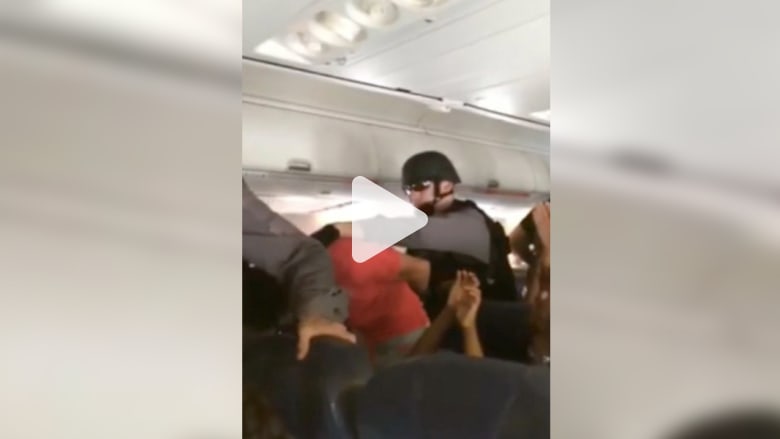 والد كندي اعتقلته قوة "سوات" داخل طائرة: ابني مريض نفسيا والد كندي اعتقلته قوة "سوات" داخل طائرة: ابني مريض نفسيا