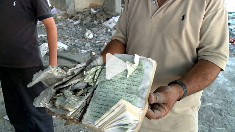 فلسطينيون يواصلون الصلاة بعد قصف مساجدهم فلسطينيون يواصلون الصلاة بعد قصف مساجدهم