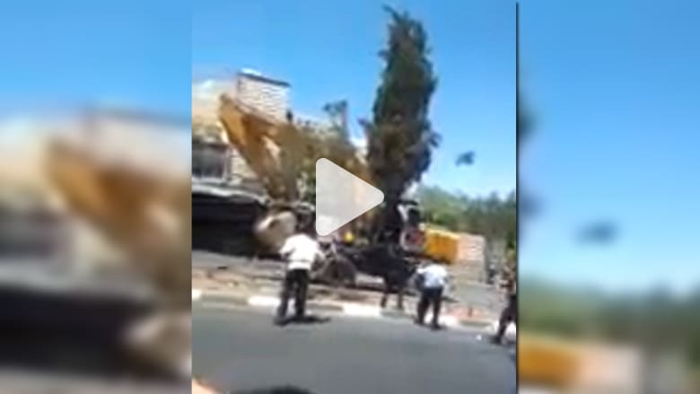 بالفيديو.. لحظة مطاردة ومقتل سائق جرافة هاجم حافلة إسرائيلية بالقدس بالفيديو.. لحظة مطاردة ومقتل سائق جرافة هاجم حافلة إسرائيلية بالقدس