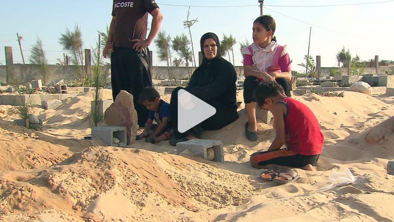 هكذا يدفن قتلى غزة بعد أن استنفدت القبور هكذا يدفن قتلى غزة بعد أن استنفدت القبور
