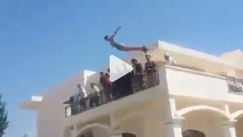 بالفيديو.. عناصر من الميليشيات الليبية يسبحون داخل مجمع السفارة الأمريكية بطرابلس بالفيديو.. عناصر من الميليشيات الليبية يسبحون داخل مجمع السفارة الأمريكية بطرابلس