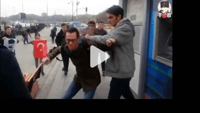 بالفيديو.. "اعتداء" على ثلاثة جنود أمريكيين في اسطنبول بالفيديو.. "اعتداء" على ثلاثة جنود أمريكيين في اسطنبول