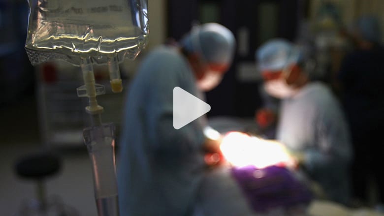 قصة مؤثرة.. مشاعر عائلة تستمع إلى نبضات قلب ابنها الميت قصة مؤثرة.. مشاعر عائلة تستمع إلى نبضات قلب ابنها الميت