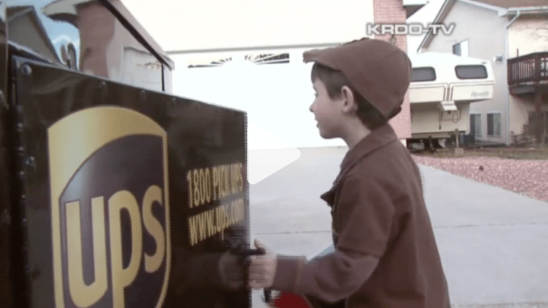 أصغر سائق في شركة UPS للشحن.. طفل في الرابعة من عمره أصغر سائق في شركة UPS للشحن.. طفل في الرابعة من عمره