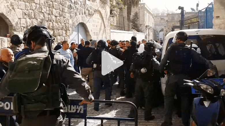 اشتباكات بين الشرطة الإسرائيلية وفلسطينيين في باحة المسجد الأقصى اشتباكات بين الشرطة الإسرائيلية وفلسطينيين في باحة المسجد الأقصى