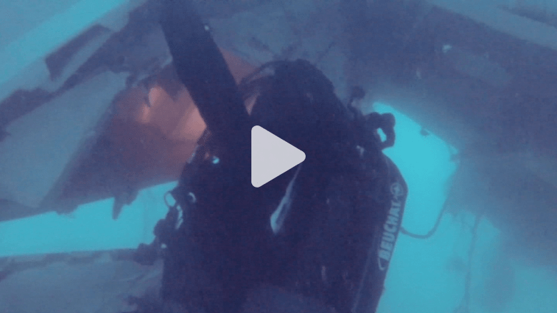 شاهد جانبا من عملية البحث عن طائرة QZ8501 في أعماق البحر شاهد جانبا من عملية البحث عن طائرة QZ8501 في أعماق البحر