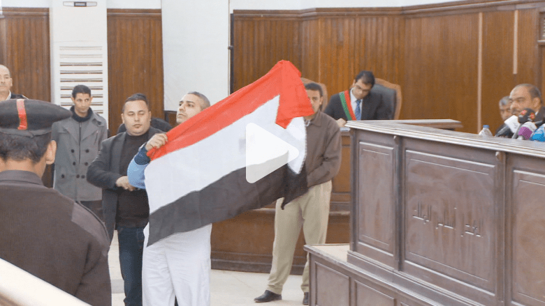 بالفيديو.. أحد صحفيي الجزيرة يرفع علم مصر أمام المحكمة بالفيديو.. أحد صحفيي الجزيرة يرفع علم مصر أمام المحكمة