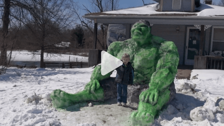 مسن ينحت تمثالاً ضخماً لـ"العملاق الأخضر" Hulk من الثلج مسن ينحت تمثالاً ضخماً لـ"العملاق الأخضر" Hulk من الثلج