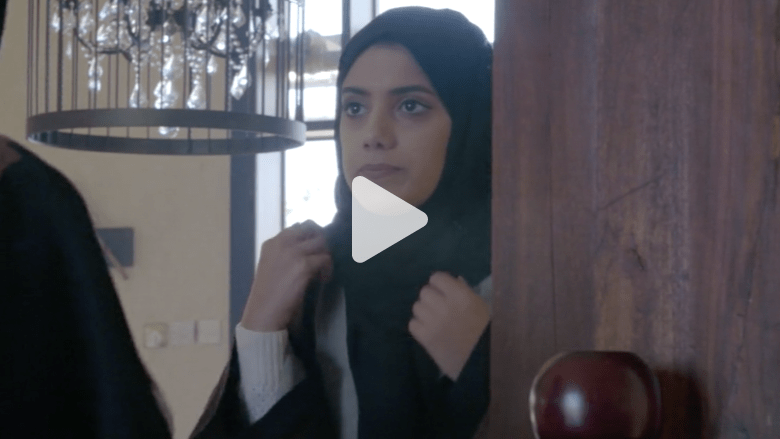 "أنا وعباءتي" .. قصة شابة إماراتية مع الحجاب والعباءة "أنا وعباءتي" .. قصة شابة إماراتية مع الحجاب والعباءة