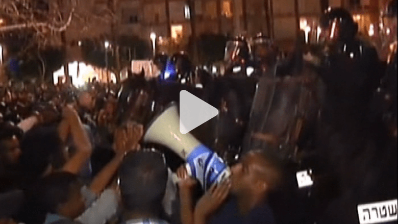 نتانياهو يجتمع برموز الشريحة اليهودية الإثيوبية بعد أعمال عنف واسعة أعقبت ضرب جندي إثيوبي نتانياهو يجتمع برموز الشريحة اليهودية الإثيوبية بعد أعمال عنف واسعة أعقبت ضرب جندي إثيوبي
