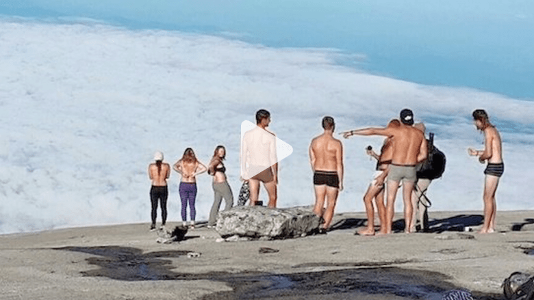 سياح عراة يقرون بذنبهم بعد اتهام ماليزيين لهم بـ"إغضاب الأرواح والتسبب بزلزال" سياح عراة يقرون بذنبهم بعد اتهام ماليزيين لهم بـ"إغضاب الأرواح والتسبب بزلزال"