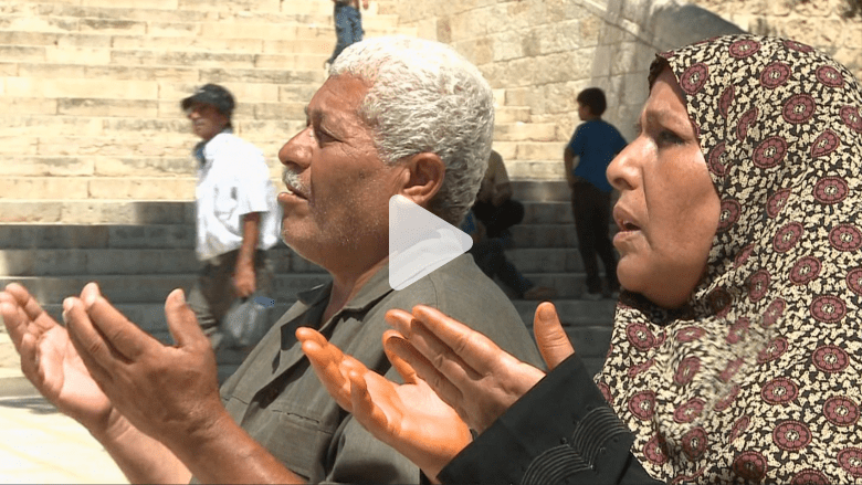بعد أكثر من 30 عاماً.. غزاوي ستيني يؤدي صلاة الجمعة الأولى من رمضان بالأقصى بعد أكثر من 30 عاماً.. غزاوي ستيني يؤدي صلاة الجمعة الأولى من رمضان بالأقصى
