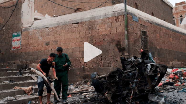 بالفيديو: مقتل ثلاثة أشخاص على الأقل في تفجير أمام مسجد قبة المهدي في صنعاء بالفيديو: مقتل ثلاثة أشخاص على الأقل في تفجير أمام مسجد قبة المهدي في صنعاء
