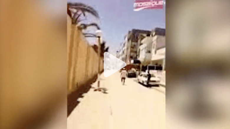 شاهد .. الرعب بين السياح لحظة الهجوم على فندق بمدينة سوسة التونسية شاهد .. الرعب بين السياح لحظة الهجوم على فندق بمدينة سوسة التونسية