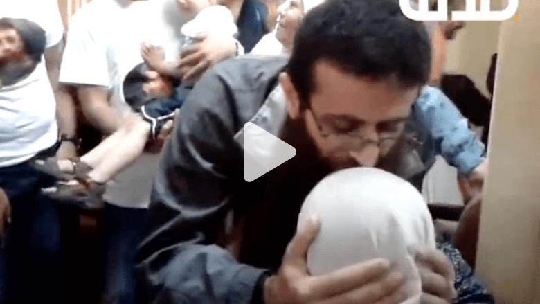 شاهد: إطلاق سراح خضر عدنان بعد 11 شهراً من اعتقال إسرائيل له إدارياً شاهد: إطلاق سراح خضر عدنان بعد 11 شهراً من اعتقال إسرائيل له إدارياً