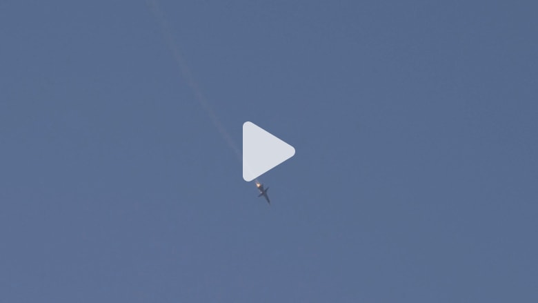 بالفيديو.. لحظة سقوط طائرة حربية روسية في الأراضي السورية بعد قصفها من مقاتلات تركية بالفيديو.. لحظة سقوط طائرة حربية روسية في الأراضي السورية بعد قصفها من مقاتلات تركية