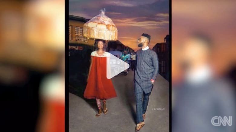 بالفيديو: عندما يلعب الحظ دوره.. من بائعة خبز في الشارع إلى عارضة أزياء عالمية بالفيديو: عندما يلعب الحظ دوره.. من بائعة خبز في الشارع إلى عارضة أزياء عالمية