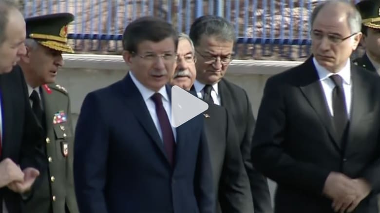 بالفيديو.. رئيس الوزراء التركي يعاين موقع الانفجار في أنقرة بالفيديو.. رئيس الوزراء التركي يعاين موقع الانفجار في أنقرة